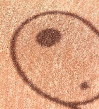 Sombra da raquete t&ecirc;nis com bolinha, sombra da raquete de t&ecirc;nis no saibro, sombra de equipamentos esportivos, textura de saibro com sombra da raquete
