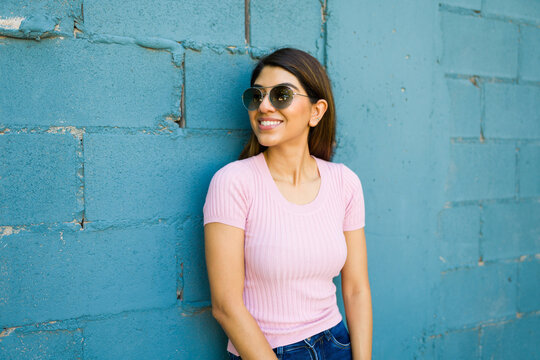 Fashion latin woman wearing sunglasses outdoors
