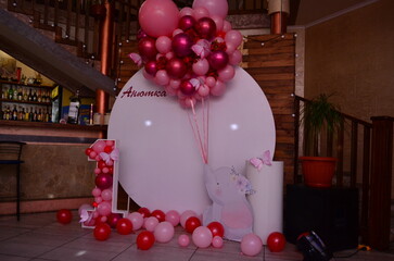 Round photo zone with raspberry balloons