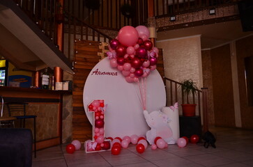 Round photo zone with raspberry balloons