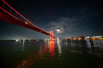 Fototapeta na wymiar 中秋の名月に照らされる美しい若戸大橋