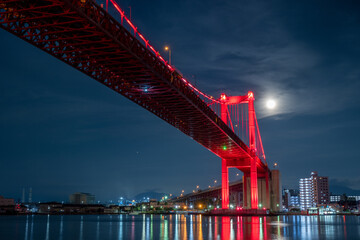 中秋の名月に照らされる美しい若戸大橋