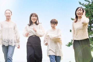 カジュアルな雰囲気の4人の若い女性