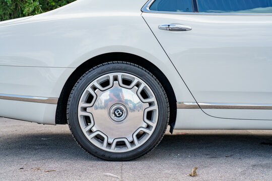 Exterior photos of a 2016 Bentley Mulsanne wheel