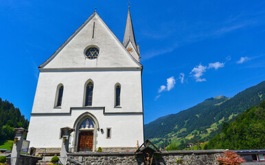 Fototapeta na wymiar Pfarrkirche Silbertal im Bezirk Bludenz in Vorarlberg (Österreich)