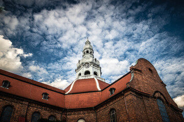 Kościół chmury dzwonnica niebo