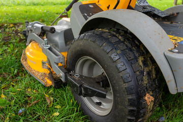  Mähen des Rasen mit einem Traktor