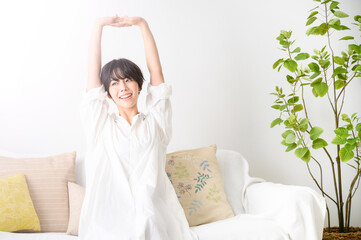 部屋でゆったりストレッチする女性