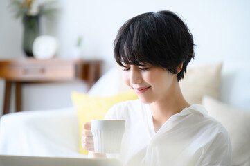 コーヒーを飲む女性　くつろぐ
