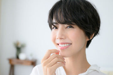 Beautiful woman, easy to use for beauty, looking at the camera.	