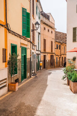 Schmale Gasse in einem spanischen Dorf