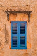 Verschlossene blaue Fensterlade in Spanien