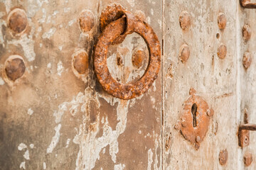 Alter rostiger antiker T&uuml;rgriff