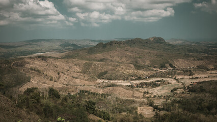 Obraz premium arid barren land with cloudy skies in the dry season