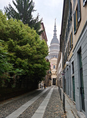 The stone-paved alleys of Novara under the grandeur of the dome of San Gaudenzio designed by Antonelli.