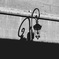 Lampadaire artistique en noir et blanc pris à Dijon, France