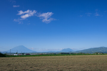 青い大空のもと羊蹄山と尻別岳を望む