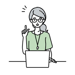 デスクで座ってPCを開いて何かひらめいた教師の女性