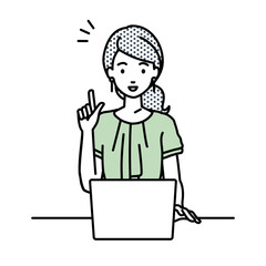 デスクで座ってPCを開いて何かひらめいたオフィスカジュアルの女性