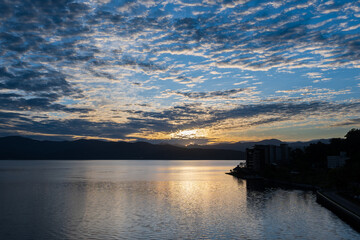 洞爺湖上のうろこ雲の色を変えていく朝日 - obrazy, fototapety, plakaty