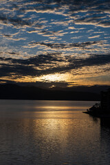 洞爺湖上のうろこ雲の色を変えていく朝日