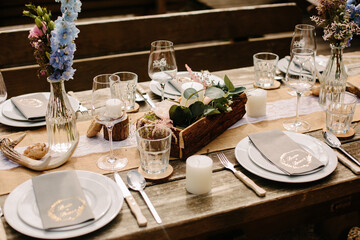 wedding decor ceremony dining tables with flowers tableware plates forks spoons knives napkins vases candles glasses gala dinner outdoor restaurant