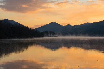 千丈寺湖（兵庫県）の夜明け