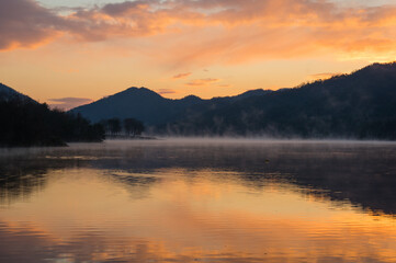 千丈寺湖（兵庫県）の夜明け
