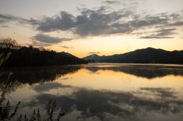 Fototapeta na wymiar 千丈寺湖（兵庫県）の夜明け