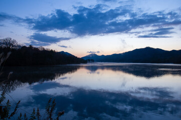 千丈寺湖（兵庫県）の夜明け
