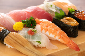 寿司下駄に新鮮な寿司の盛合せ