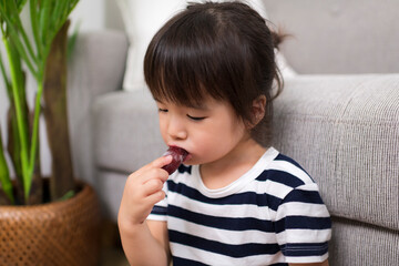 ポッキンアイスを食べる女の子