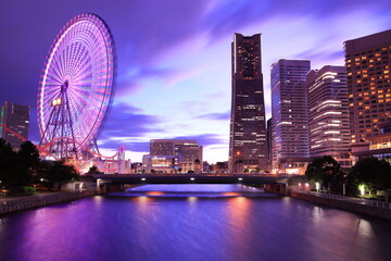 女神橋から見る横浜みなとみらいのマジックアワーの夕景