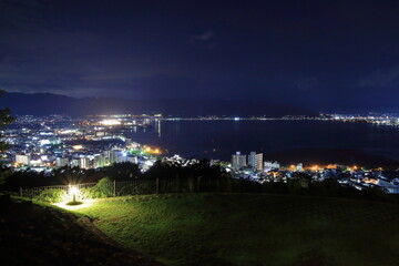Fototapeta na wymiar 立石公園から見る諏訪湖の夜景