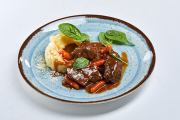 beef with mashed potato and vegetables