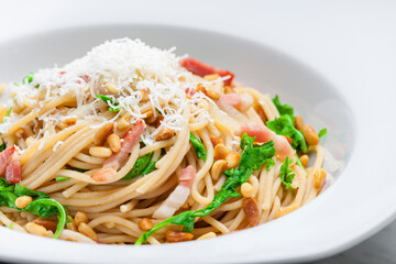 spaghetti with spinach, bacon and kernels