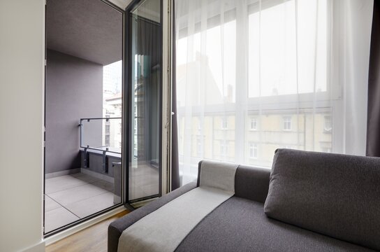 Jasny salon z balkonem w apartamencie