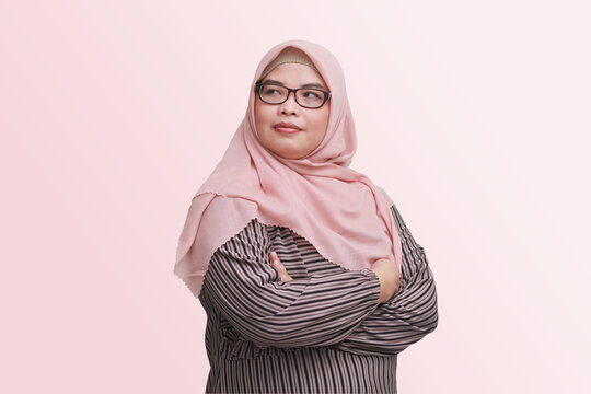 Portrait Of Confident Asian Businesswoman With Hijab, Keeping Arms Crossed. Isolated Image On Pink Background