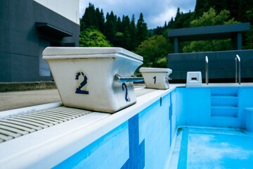 プール飛び込み台