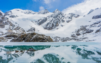Snow covered mountains at Glaciar Vinciguerra. Ushuaia, Argentina - obrazy, fototapety, plakaty