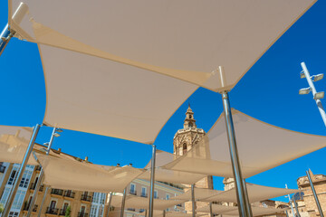 Obraz premium View of the renewed Plaza de la Reina and Valencia Cathedral with its famous bell tower known as Miguelete or Micalet