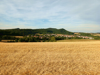 Blick auf den Ort Bergweiler, Gemeinde Tholey Landkreis St. Wendel, Saarland. Im Hintergrund ist der Schaumberg zu sehen. 