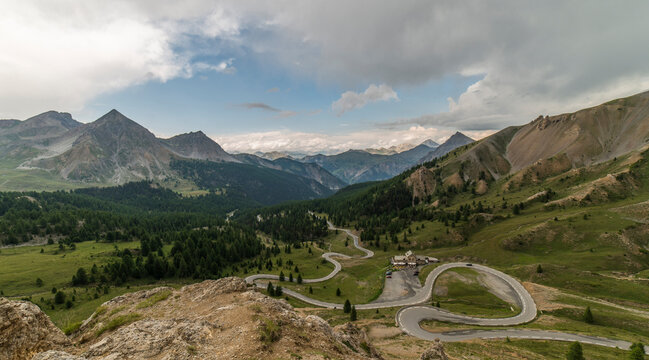 Acc&egrave;s nord au col de l'Izoard &agrave; Cervi&egrave;res, Hautes-Alpes, France