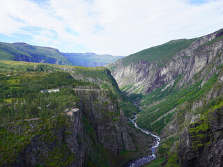 Blick in das Tal und auf die Berge beim Voringsfossen Wasserfall in Norwegen 