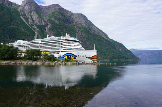Die Aida Perla liegt im Ort Eidfjord im Hafen 