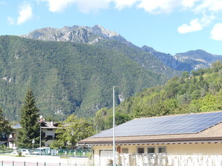 Solaranlage auf dem Dach mit Bergen im Hintergrund