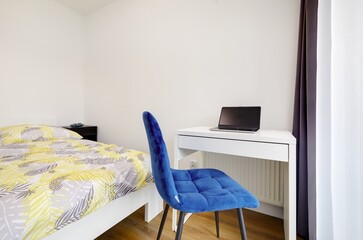 Sypialnia z biurkiem do pracy zdalnej z laptopem