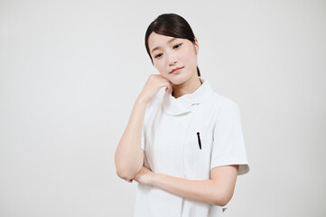白衣の若い女性