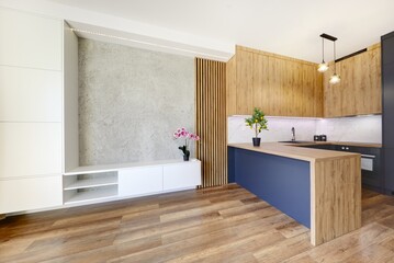 Piękny salon w nowoczesnym apartamencie z fioletowmy storczykiem