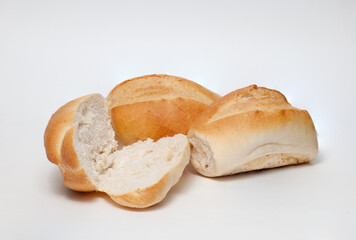 3 pães francês ou bisnaguinha, dois inteiros e um cortado, em um fundo branco isolado